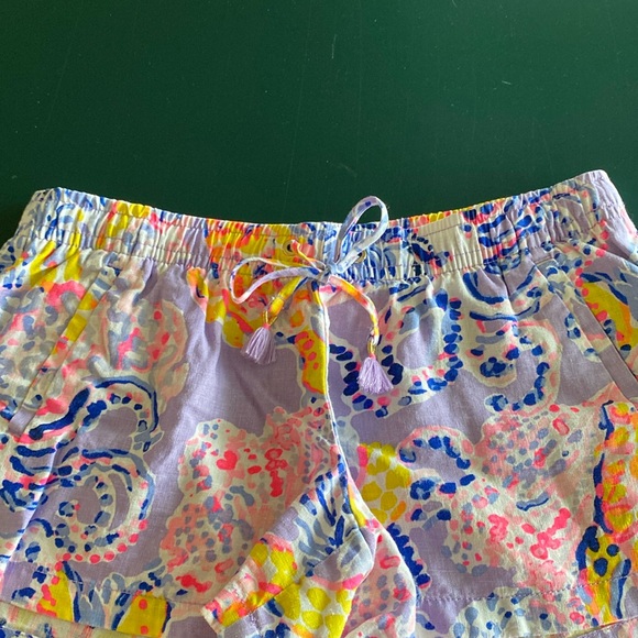 100% Linen Lilly Pulitzer draw string shorts - Picture 2 of 5